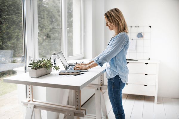 benefits-of-a-standing-desk-workstation